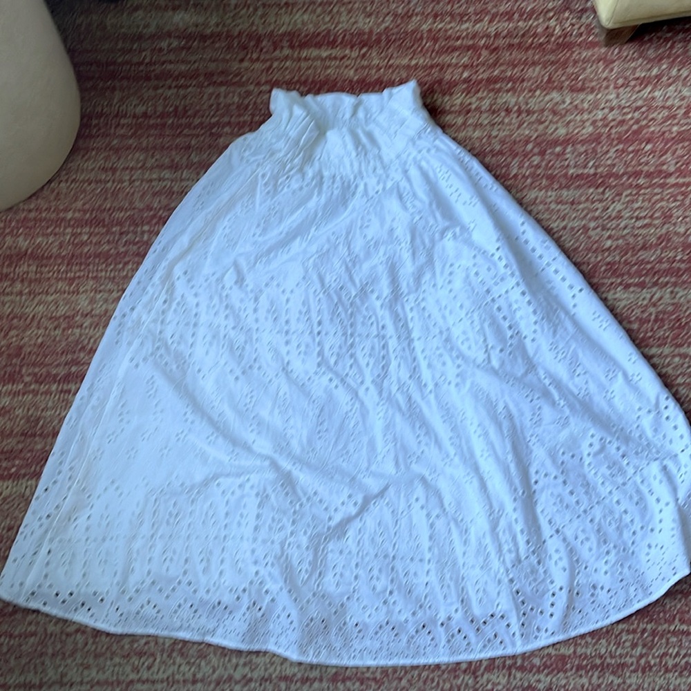 White lace skirt.